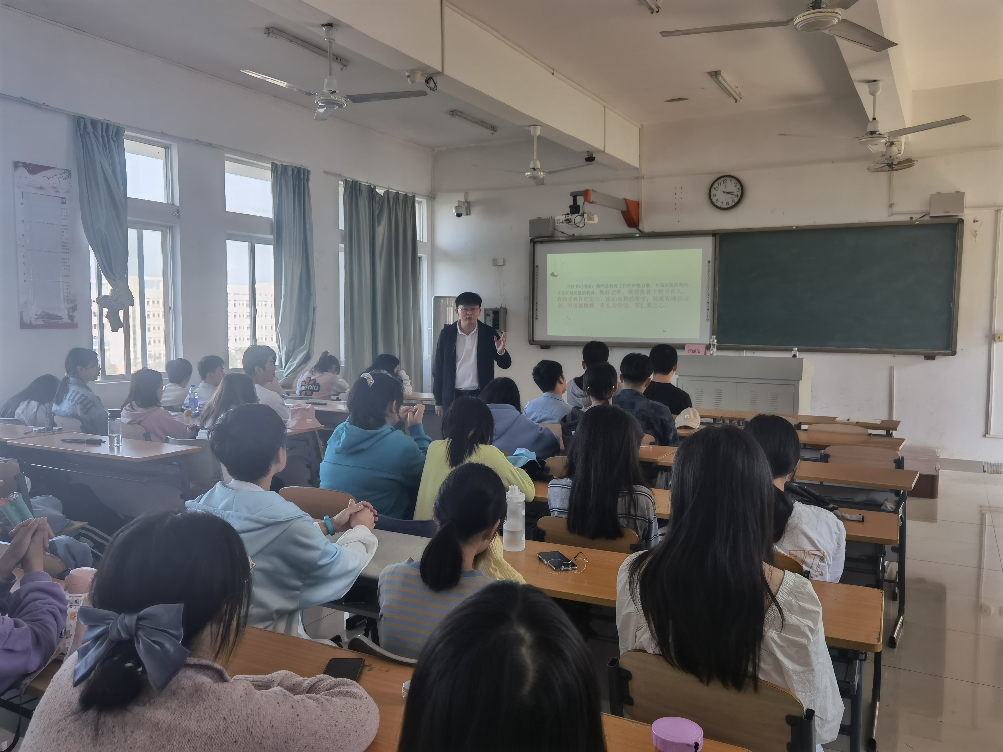 化学与化工学院开展校友主题讲座暨校友座谈活动