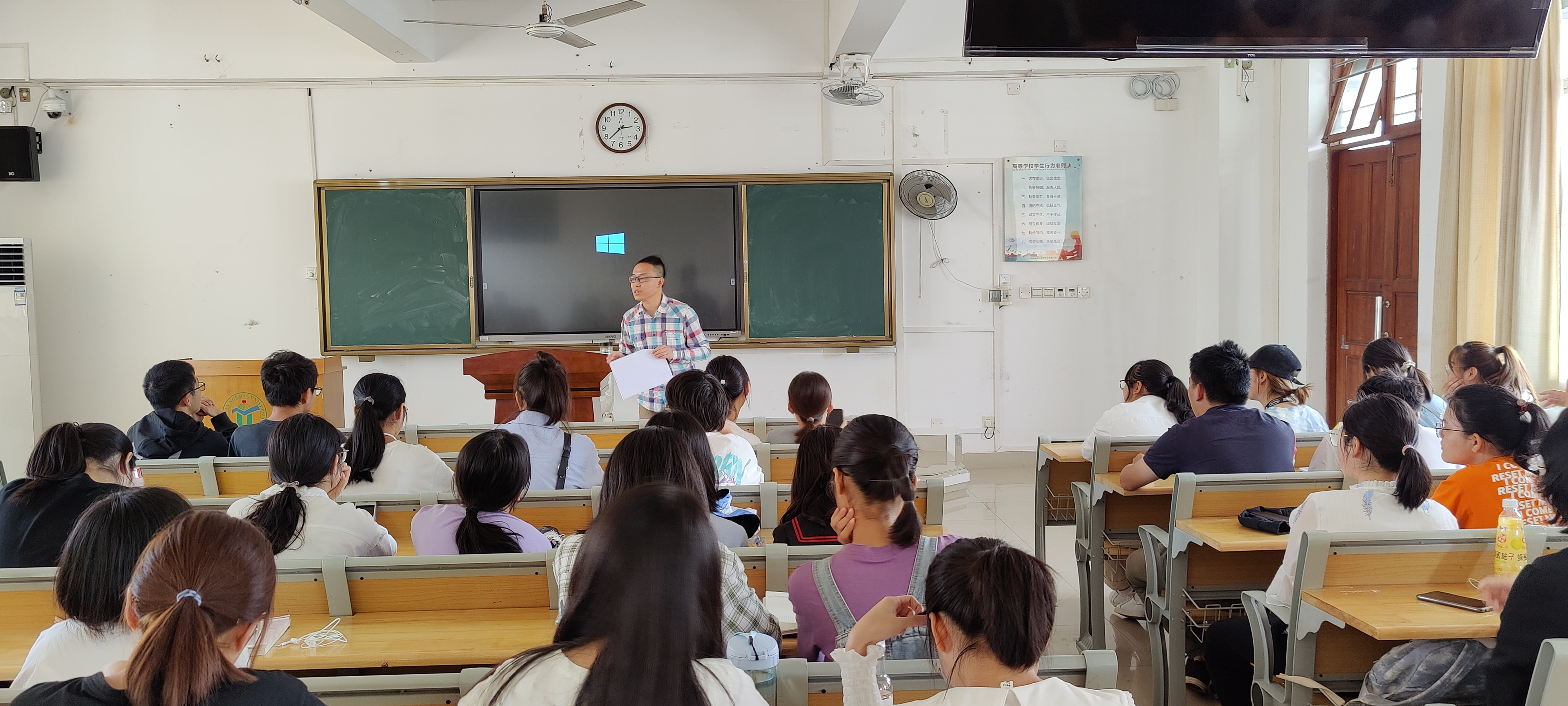 法学院开展“法学的启蒙”为主题的新生座谈会