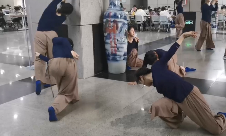 编舞技法课，带学生走进不一样的课堂～～环境即兴系列一，（走进校图书馆）