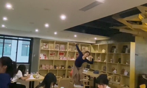 编舞技法课，带学生走进不一样的课堂～～环境即兴系列一，（走进校图书馆）