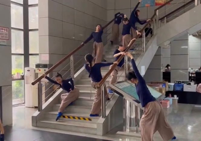 编舞技法课，带学生走进不一样的课堂～～环境即兴系列一，（走进校图书馆）