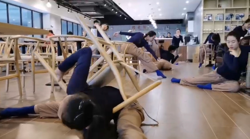 编舞技法课，带学生走进不一样的课堂～～环境即兴系列一，（走进校图书馆）