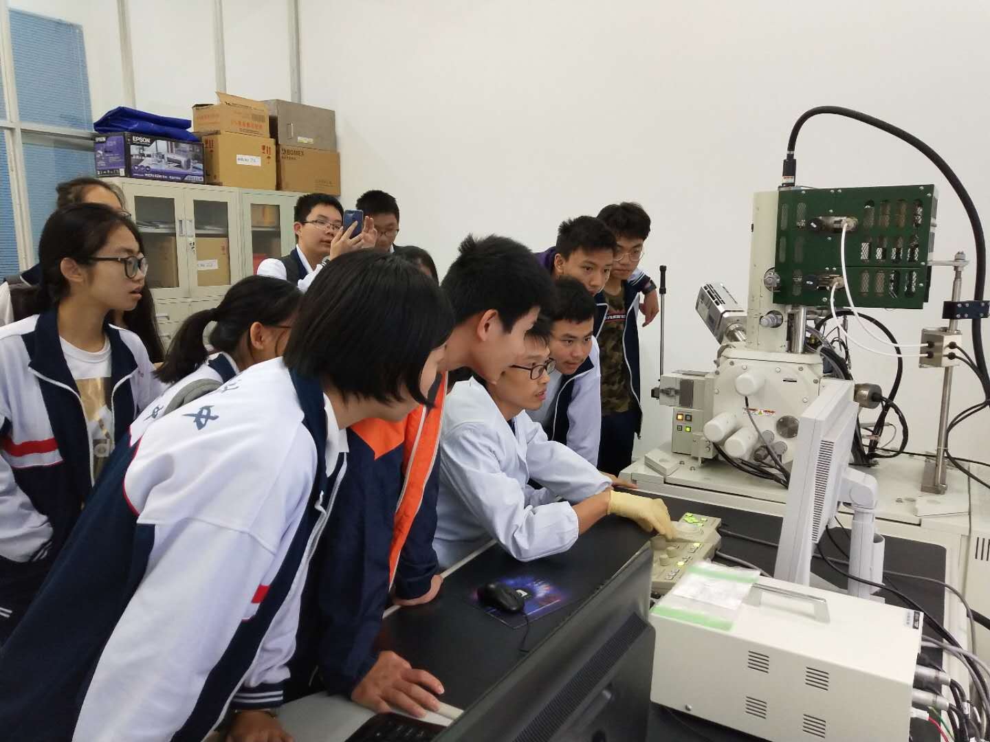 海师附中高中实验班学生到我院实验室进行参观