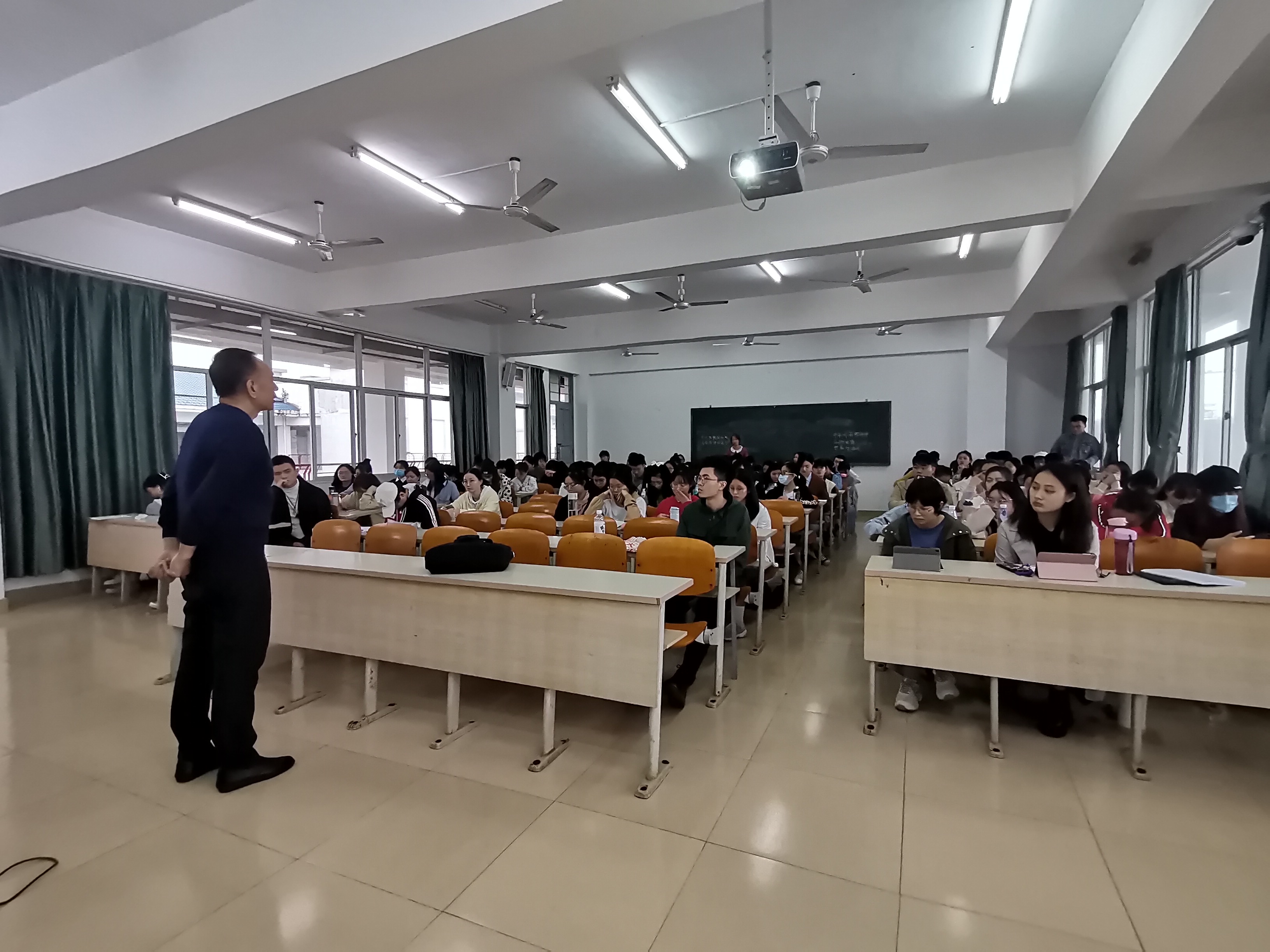 中国作家协会会员、海南省作家协会副主席张浩文教授举办讲座