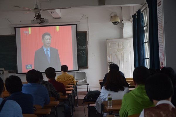 文学院召开教工大会传达学习习总书记重要讲话和《指导意见》精神
