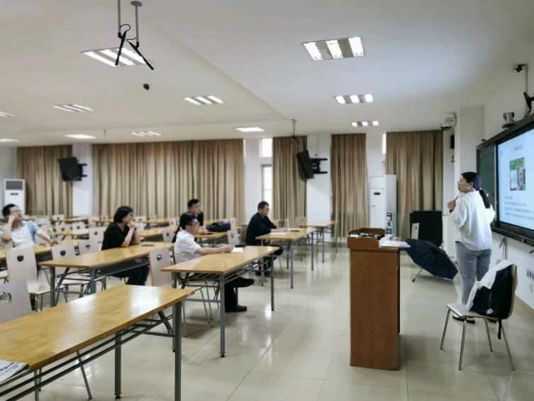 齐心协力共研磨课——我院开展青教赛听评课活动