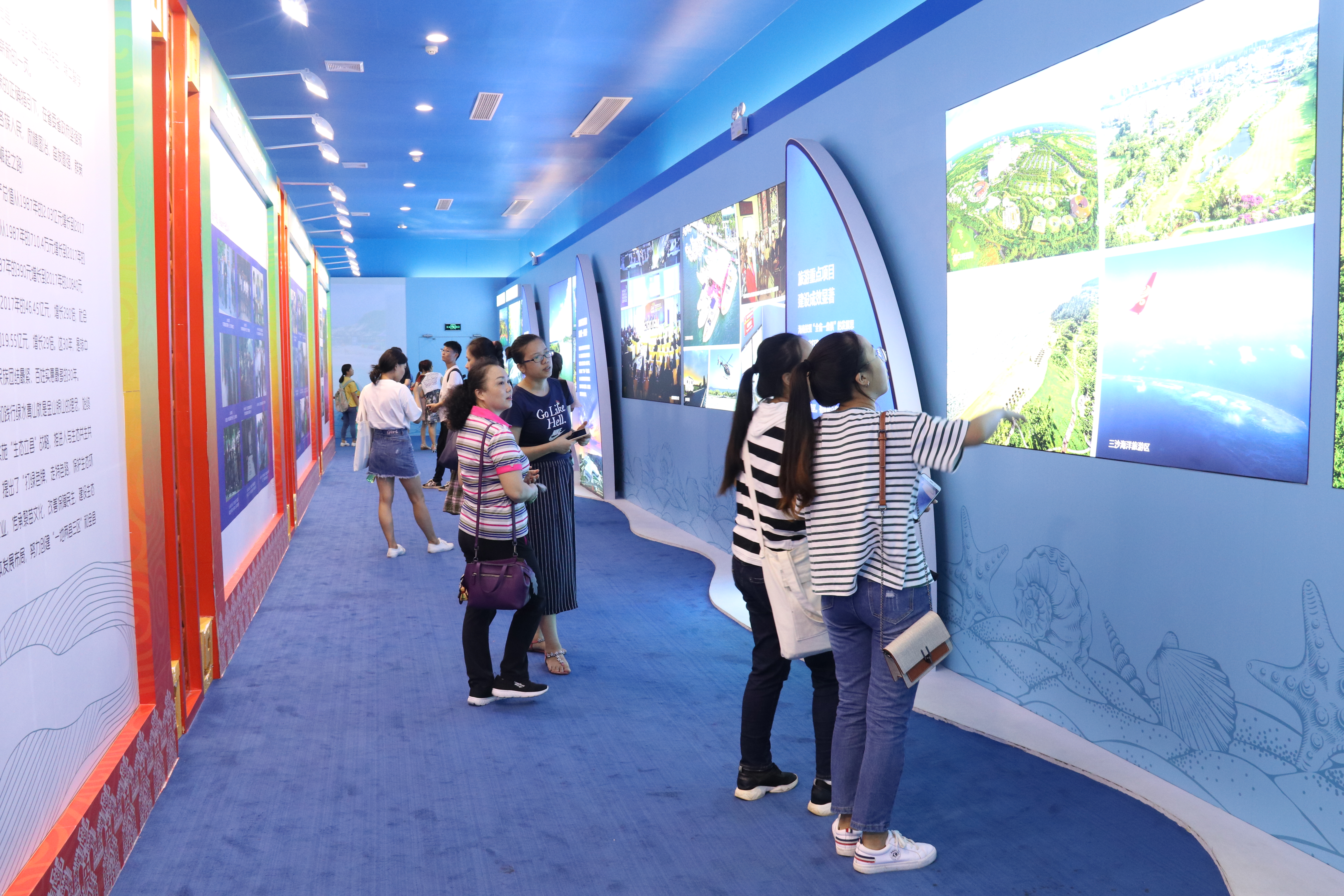 学生党员参观海南建省办经济特区30周年成就展