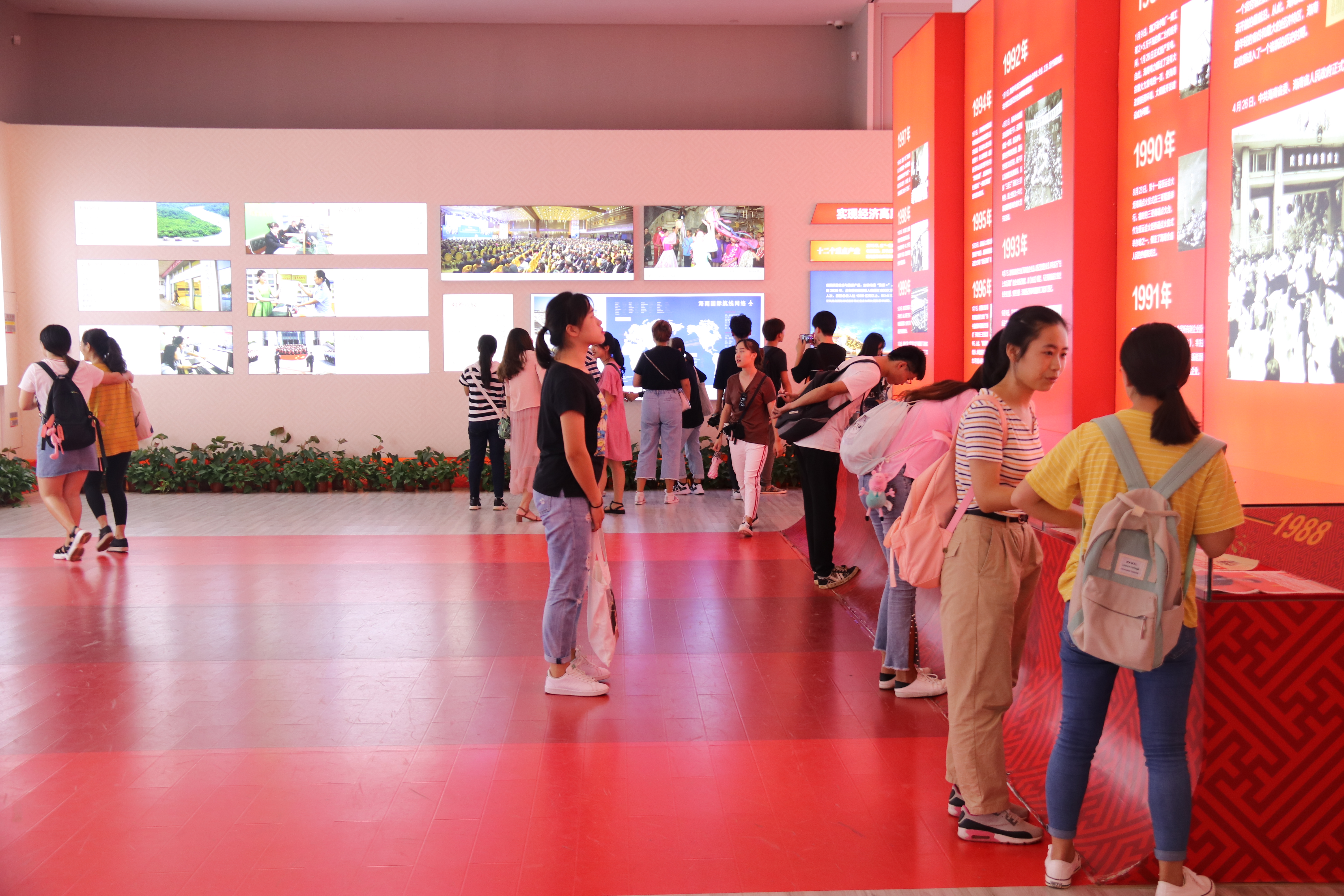 学生党员参观海南建省办经济特区30周年成就展