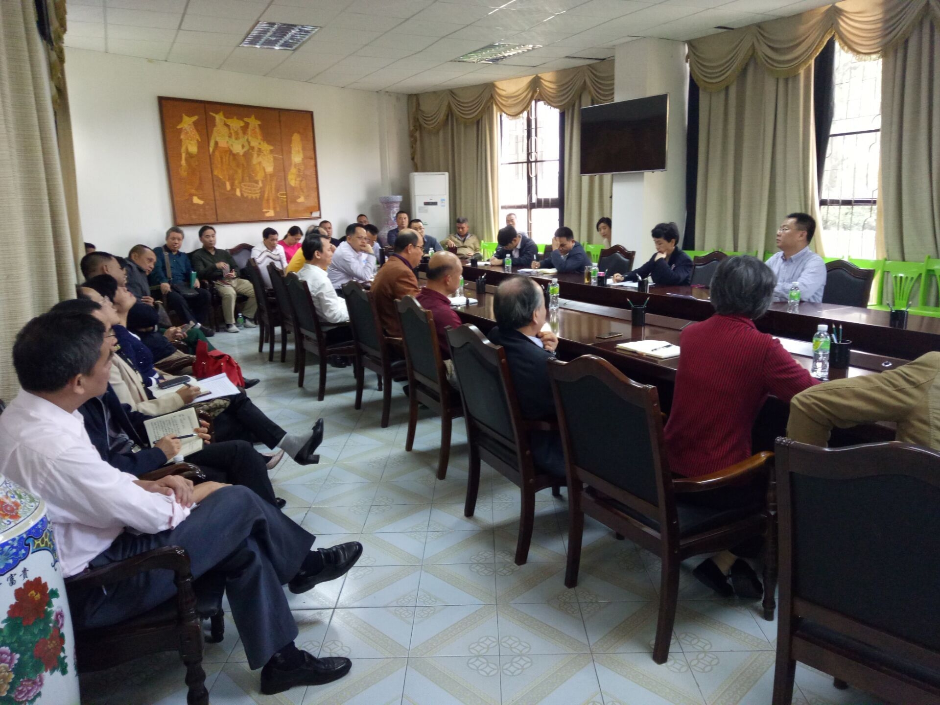 李红梅书记主持召开民主生活会征求意见座谈会