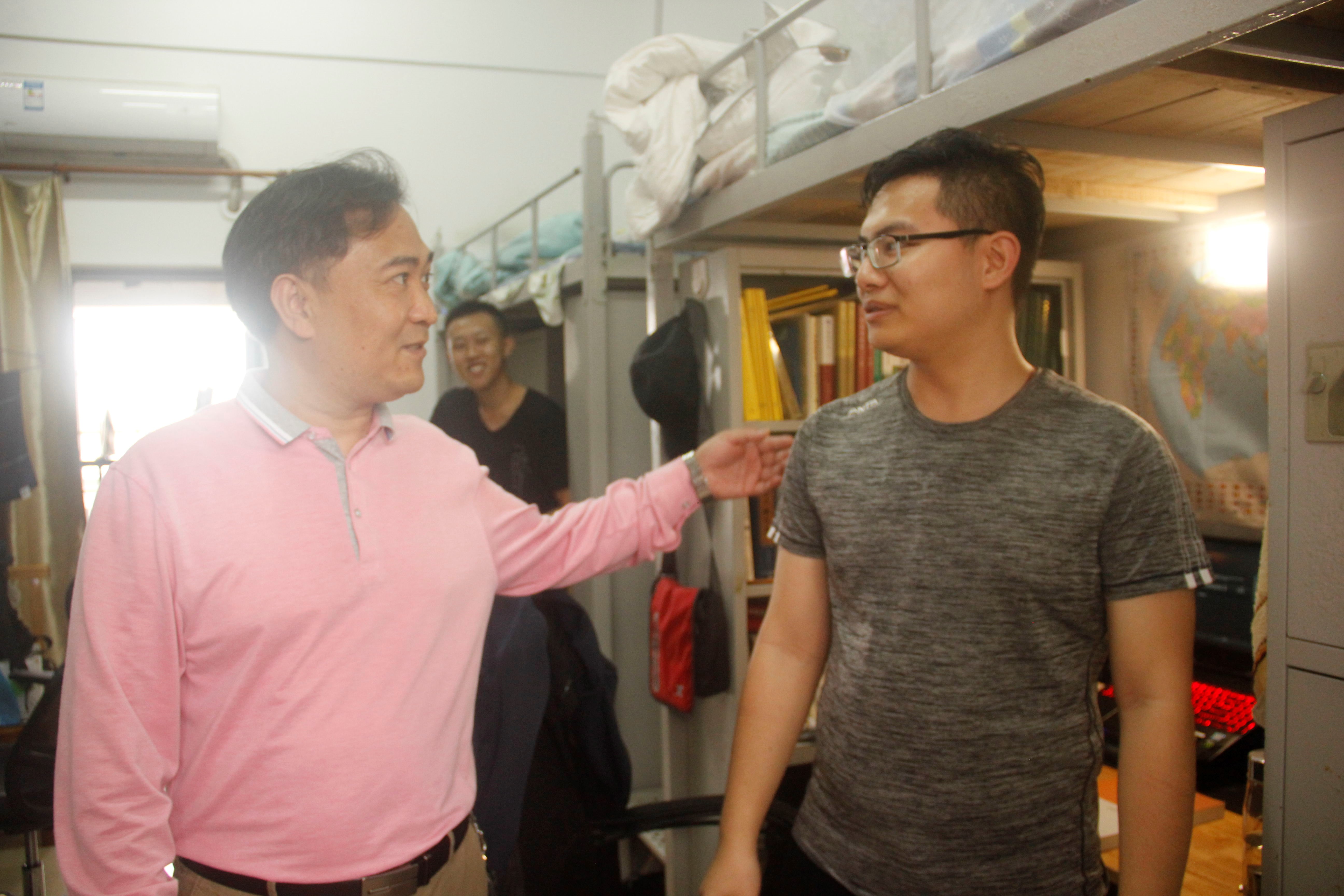 青年之声·记文学院开学走寝