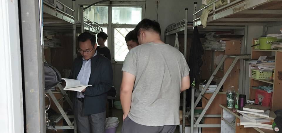 青年之声·记文学院开学走寝