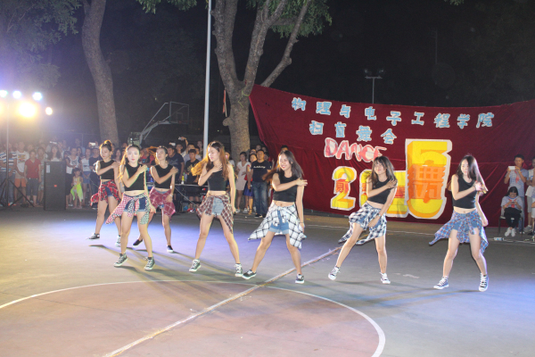 让青春在脚步的旋律中飞扬--记物电学院扫盲舞会