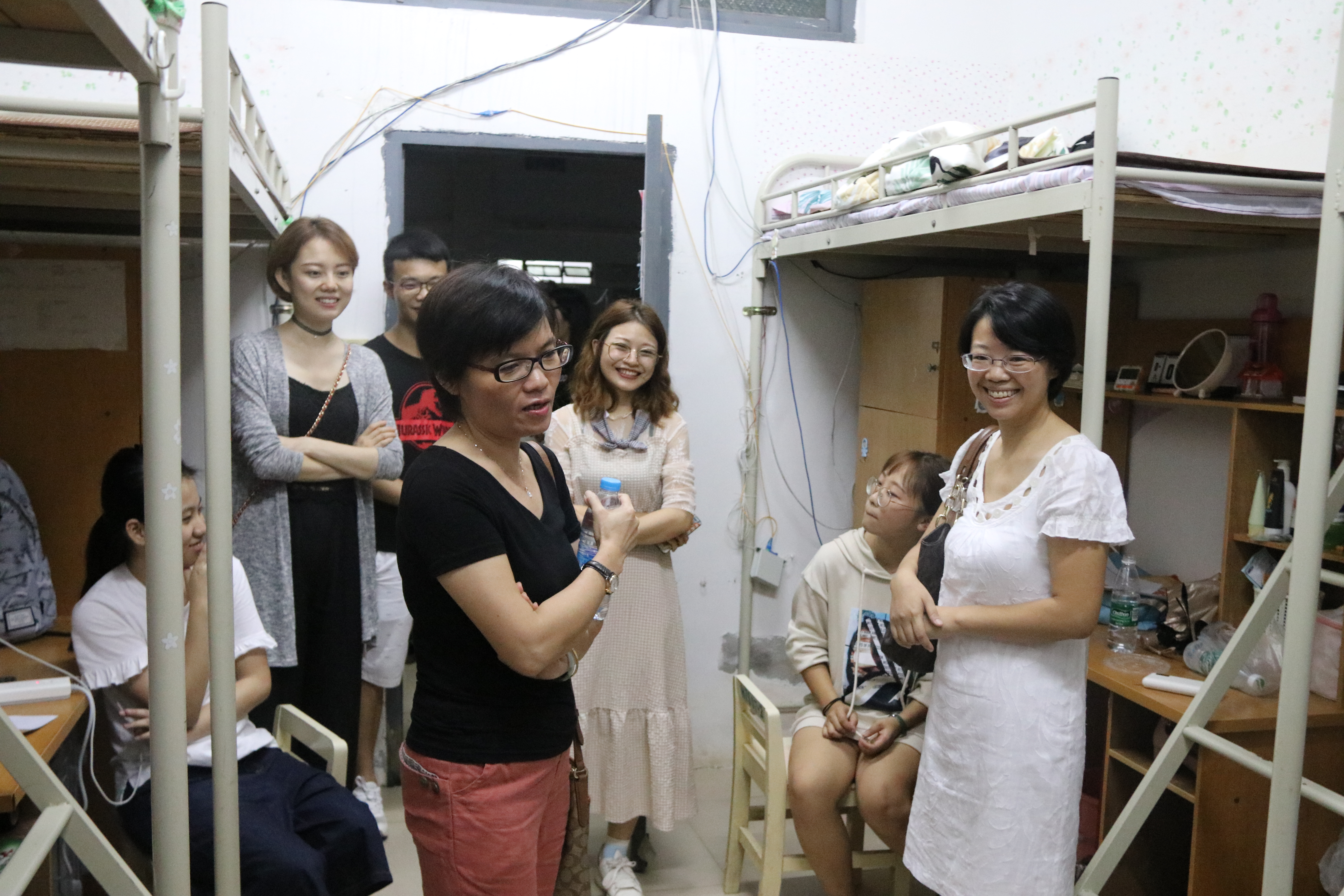 我院领导到学生宿舍走访慰问新生