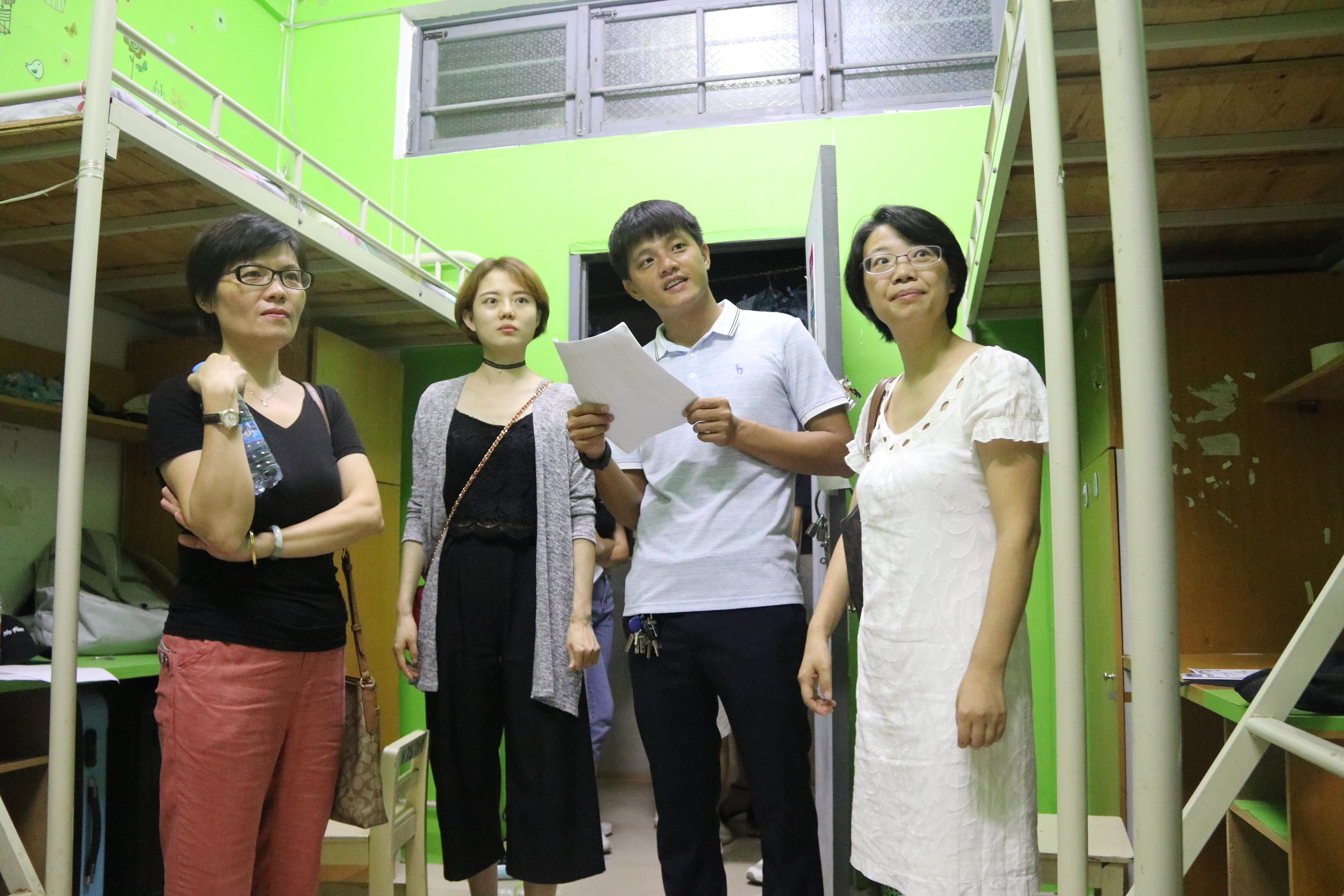 我院领导到学生宿舍走访慰问新生