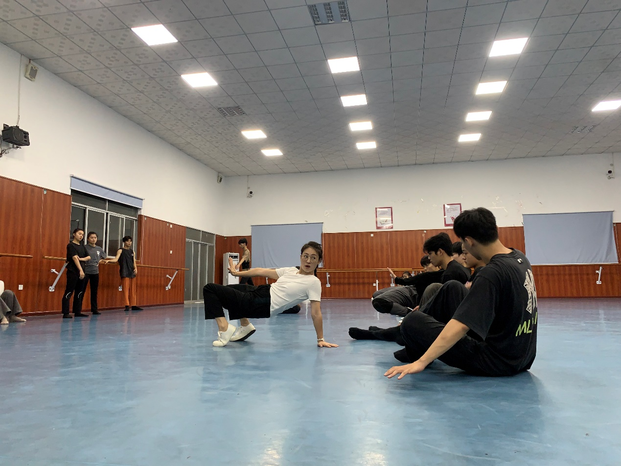 我院舞蹈作品《带你回家》在第八届大学生艺术展演中夺取冠军