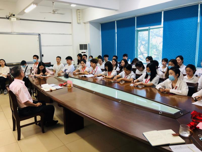 音乐学院学生党支部开展全国两会、省委员七届八次会议精神专题党课学习活动