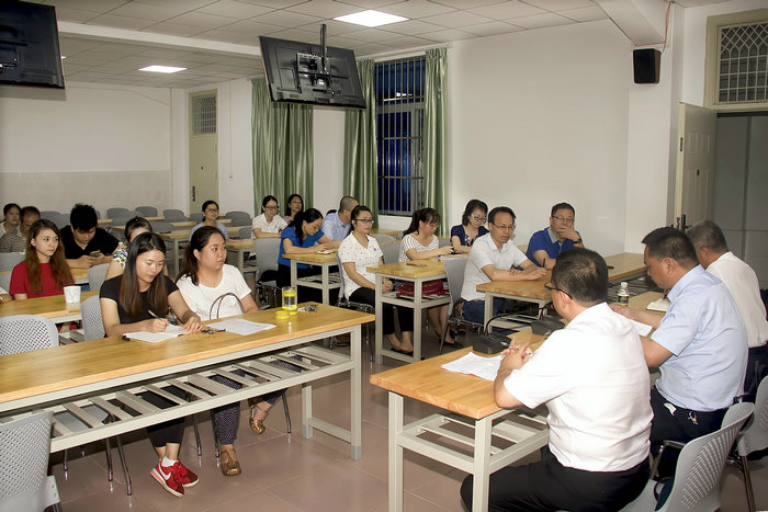 1499394425377377.jpg 国际教育学院全体教职工学习学校第一次党代会精神1.jpg