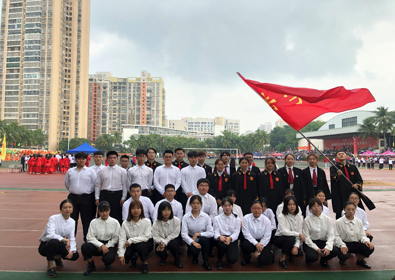 法学院师生参加第三十六届校运会开幕式