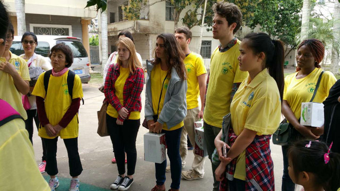 1459322018968031.jpg 留学生听福利院院长介绍.jpg