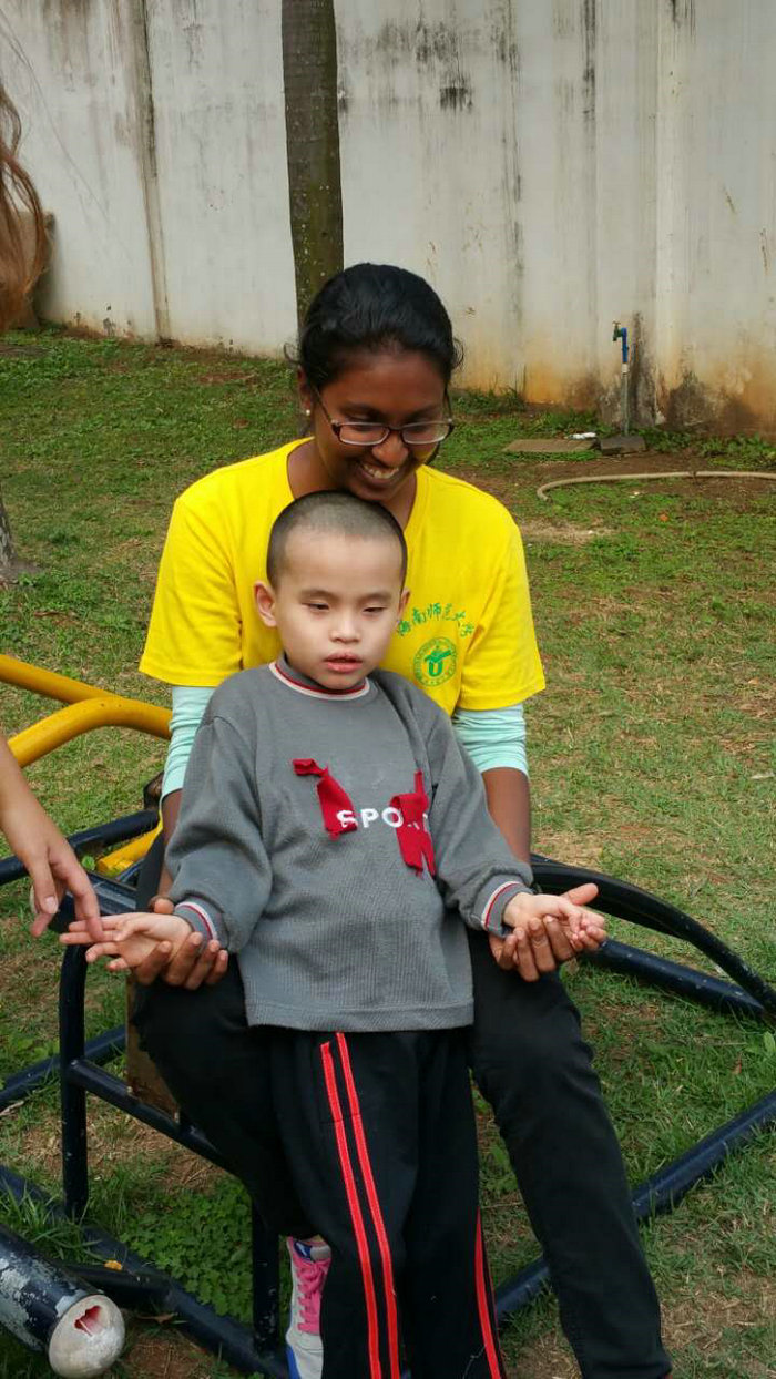 1459322083774860.jpg 新加坡留学生做义工.jpg