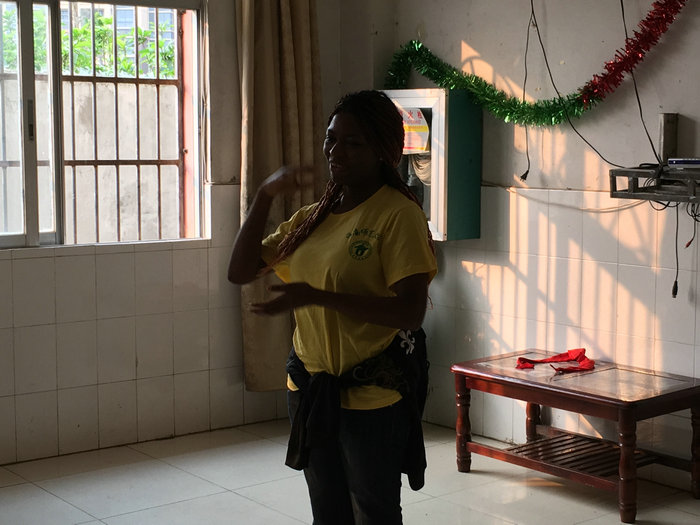 1459322038653496.jpg 留学生为儿童表演各国儿歌.JPG