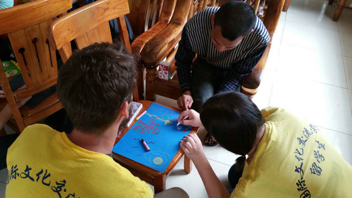 1459321981490380.jpg 教智障儿童画画.jpg