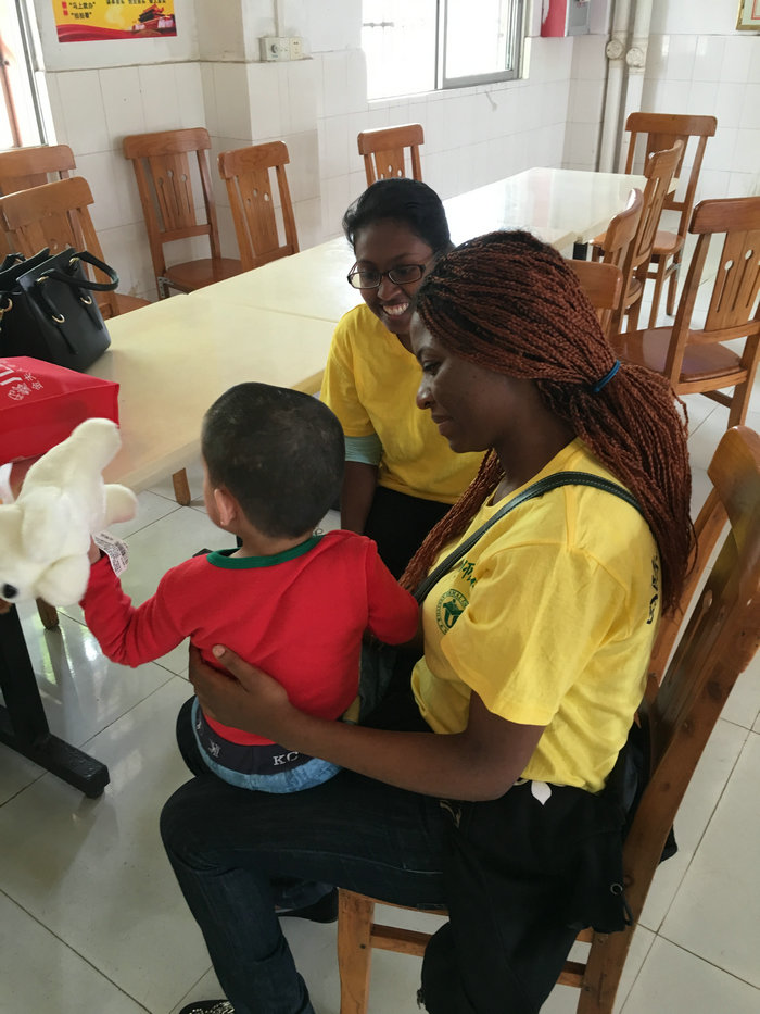 1459321995113971.jpg 喀麦隆留学生做义工.JPG