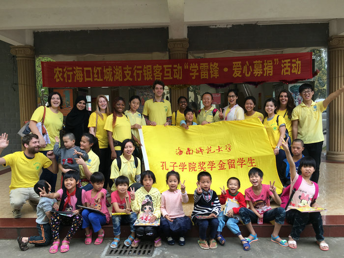 1459322105180266.jpg 在福利院合影.JPG