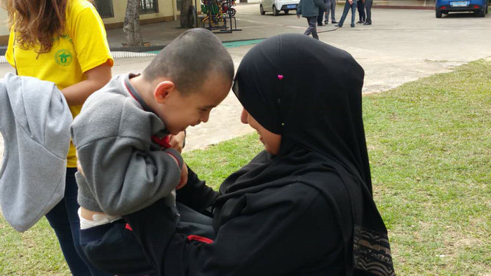 1459322158186439.jpg 也门留学生与残障儿童玩耍.jpg