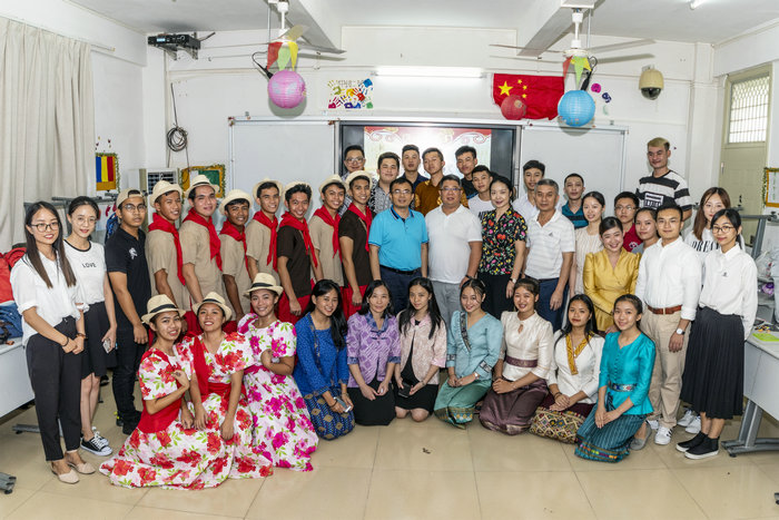 我院领导参加中秋节活动 (1).jpg