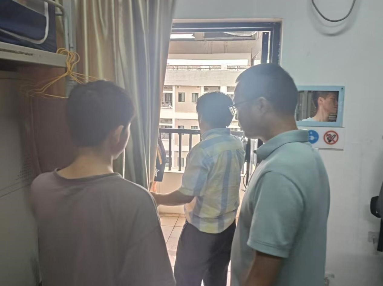 学院新闻｜台风来袭，温情守护――学院领导带队深入学生宿舍走访慰问
