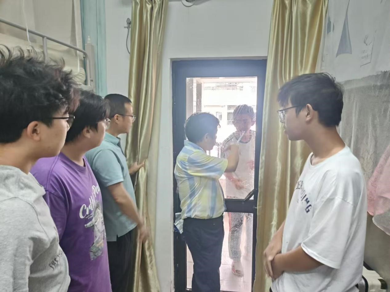 学院新闻｜台风来袭，温情守护――学院领导带队深入学生宿舍走访慰问