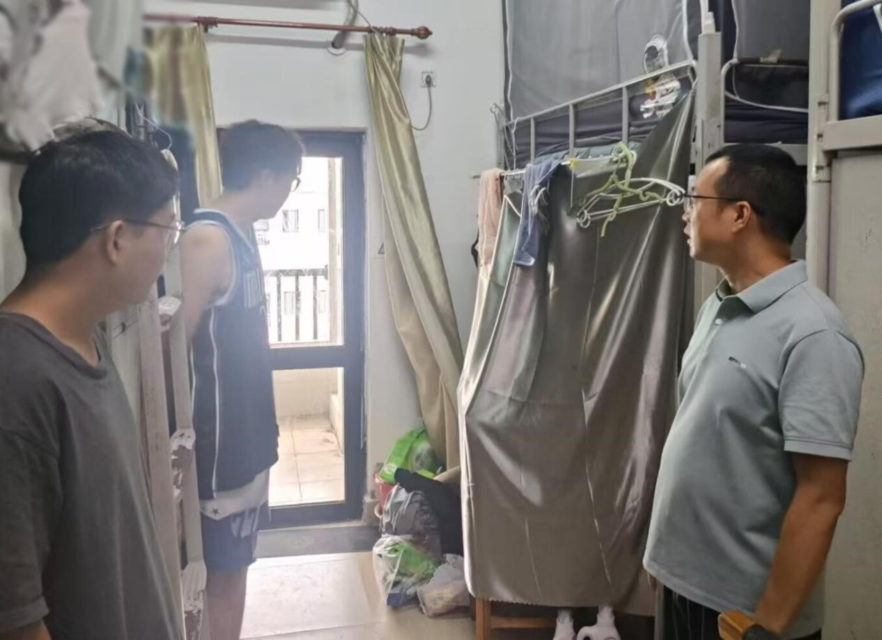 学院新闻｜台风来袭，温情守护――学院领导带队深入学生宿舍走访慰问