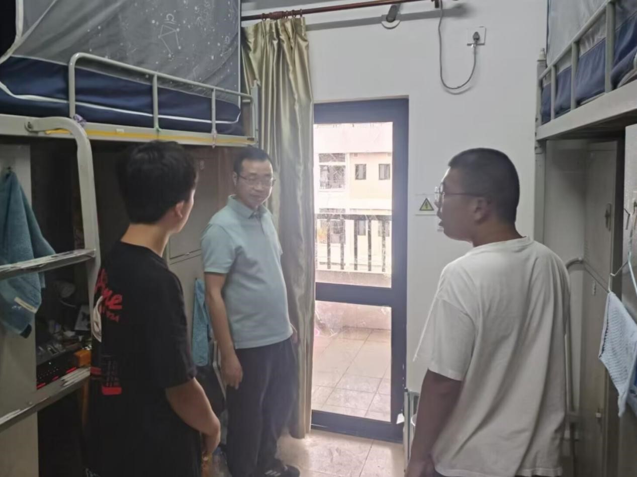 学院新闻｜台风来袭，温情守护――学院领导带队深入学生宿舍走访慰问