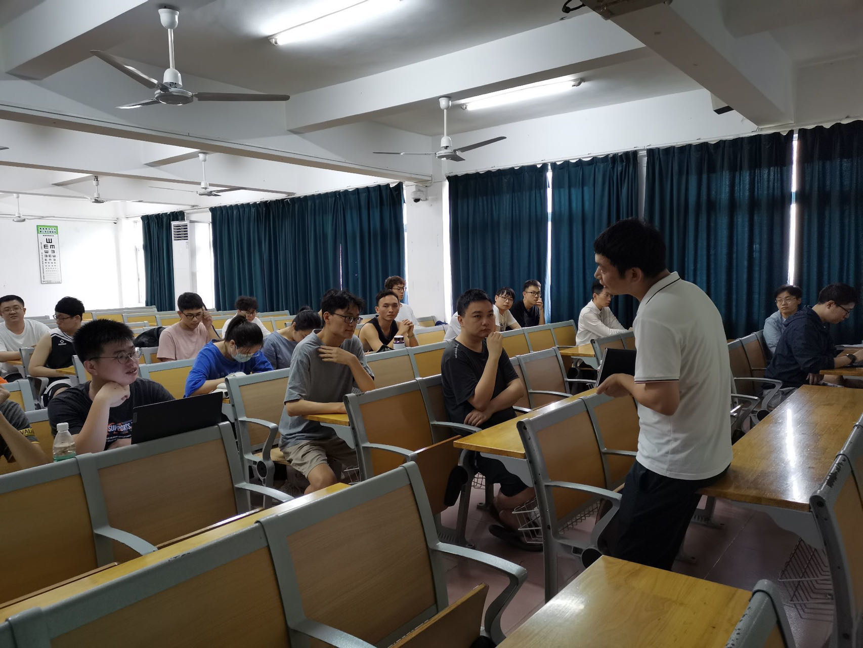 历史文化学院举办研究生思想教育专题会议