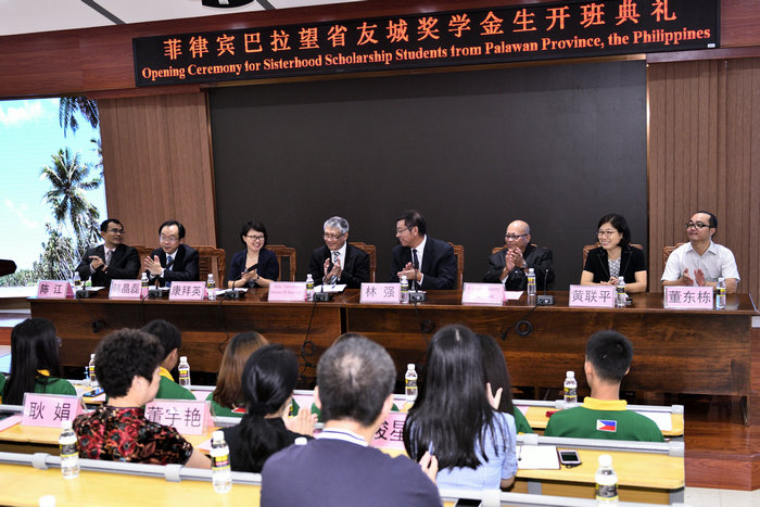 菲律宾巴拉望省友城奖学金生开班典礼进行中.jpg
