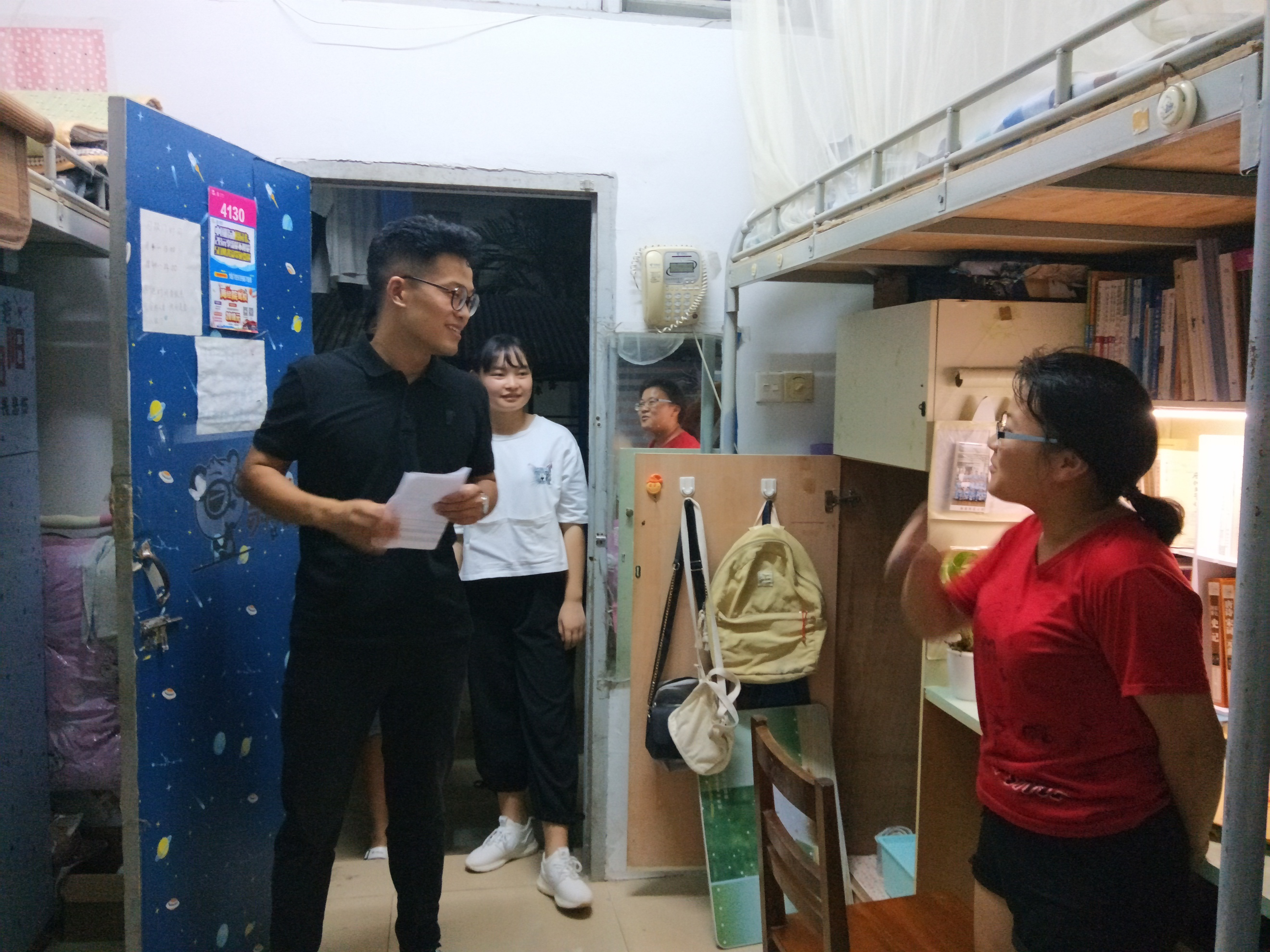 学院领导走寝探望,莘莘学子倍感温暖——记青年之声·文学院开学走寝