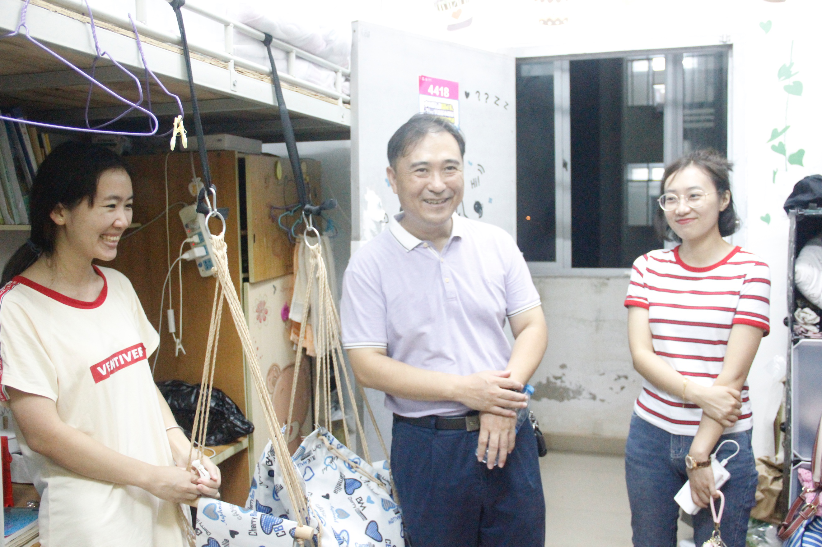 学院领导走寝探望,莘莘学子倍感温暖——记青年之声·文学院开学走寝