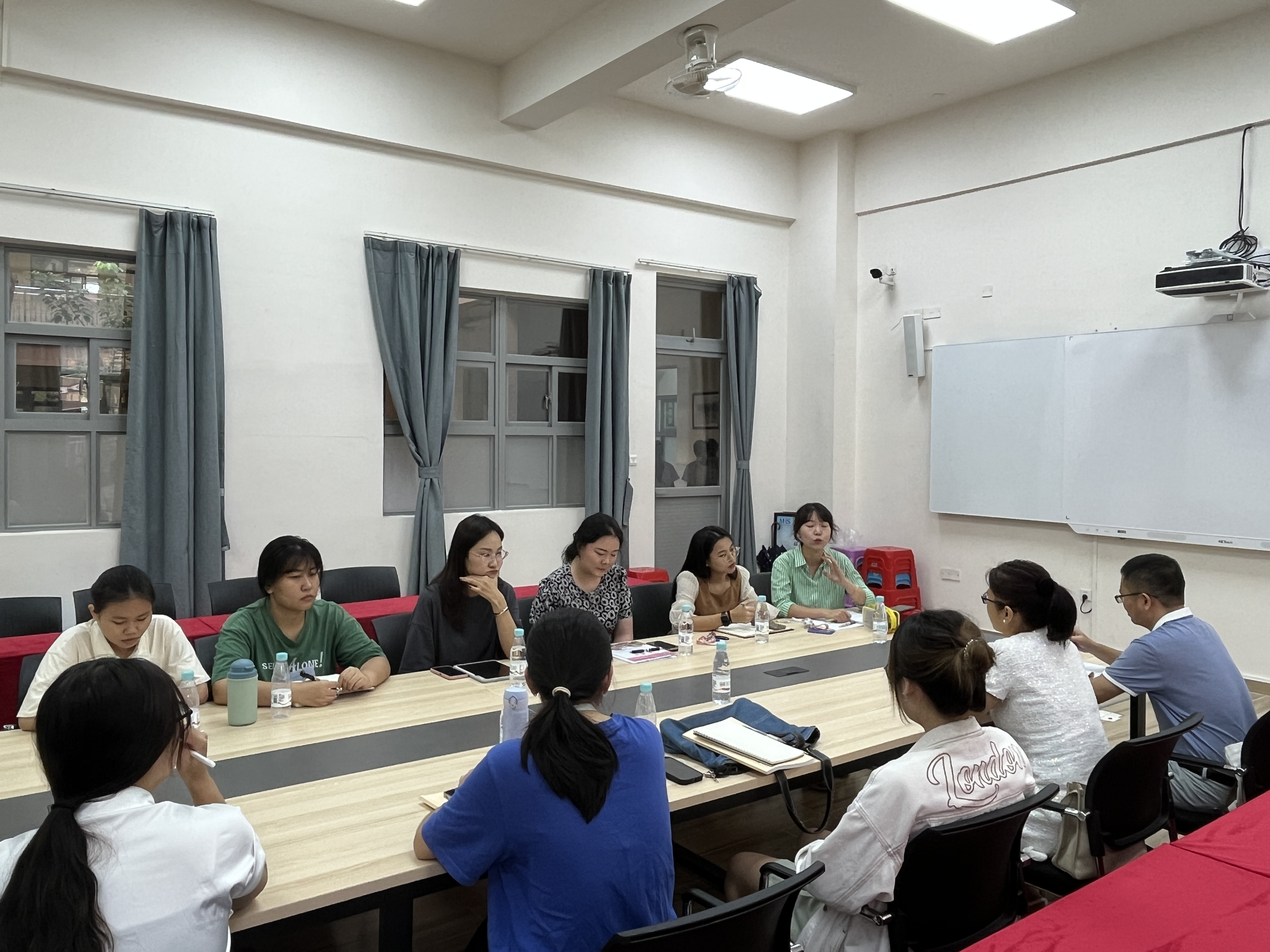 心理学院对2020级应用心理学专业学生教育实习、研习工作进行中期检查