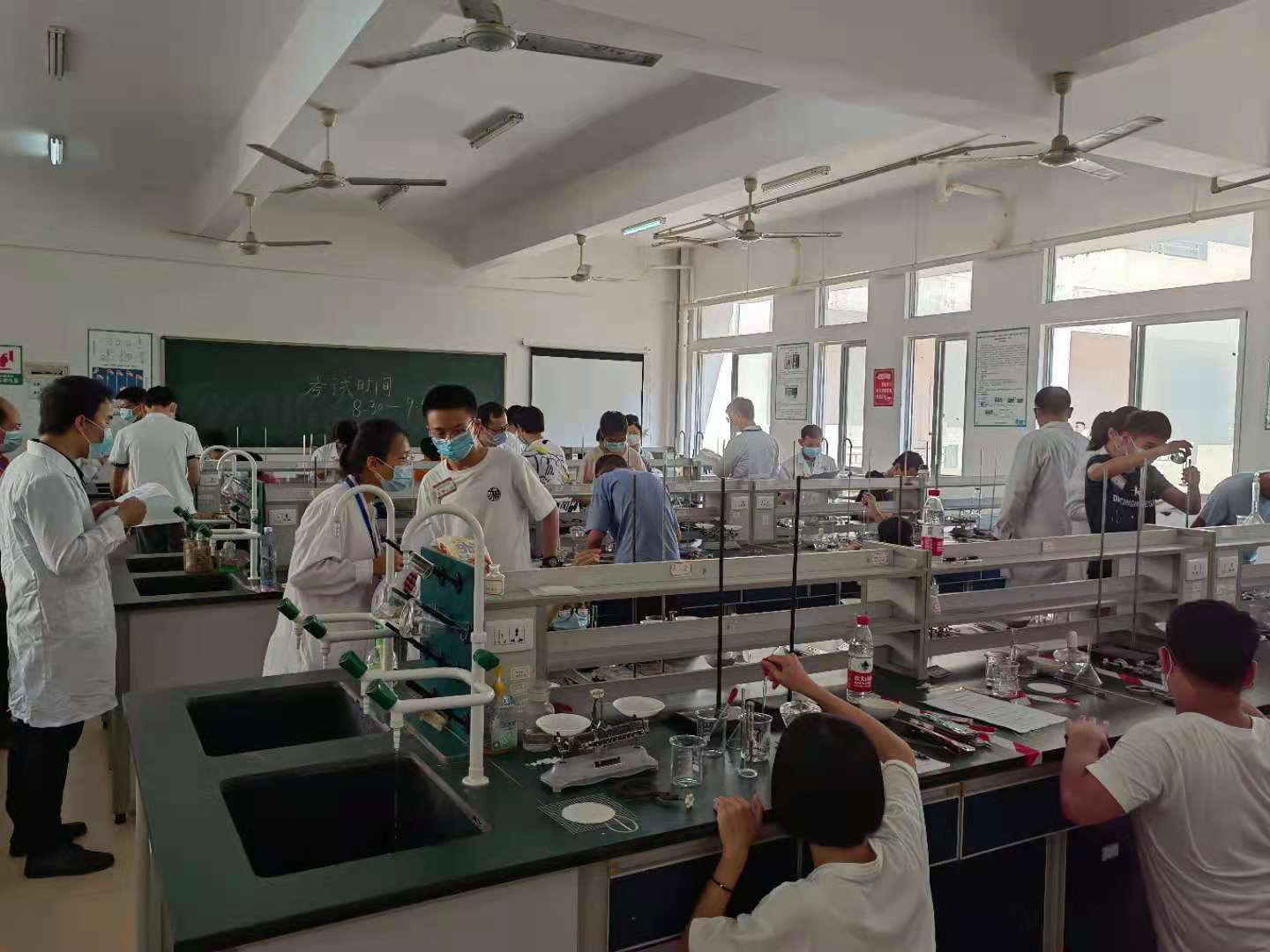 海南省第二十二届中学生（初中）化学实验操作竞赛在我院圆满完成