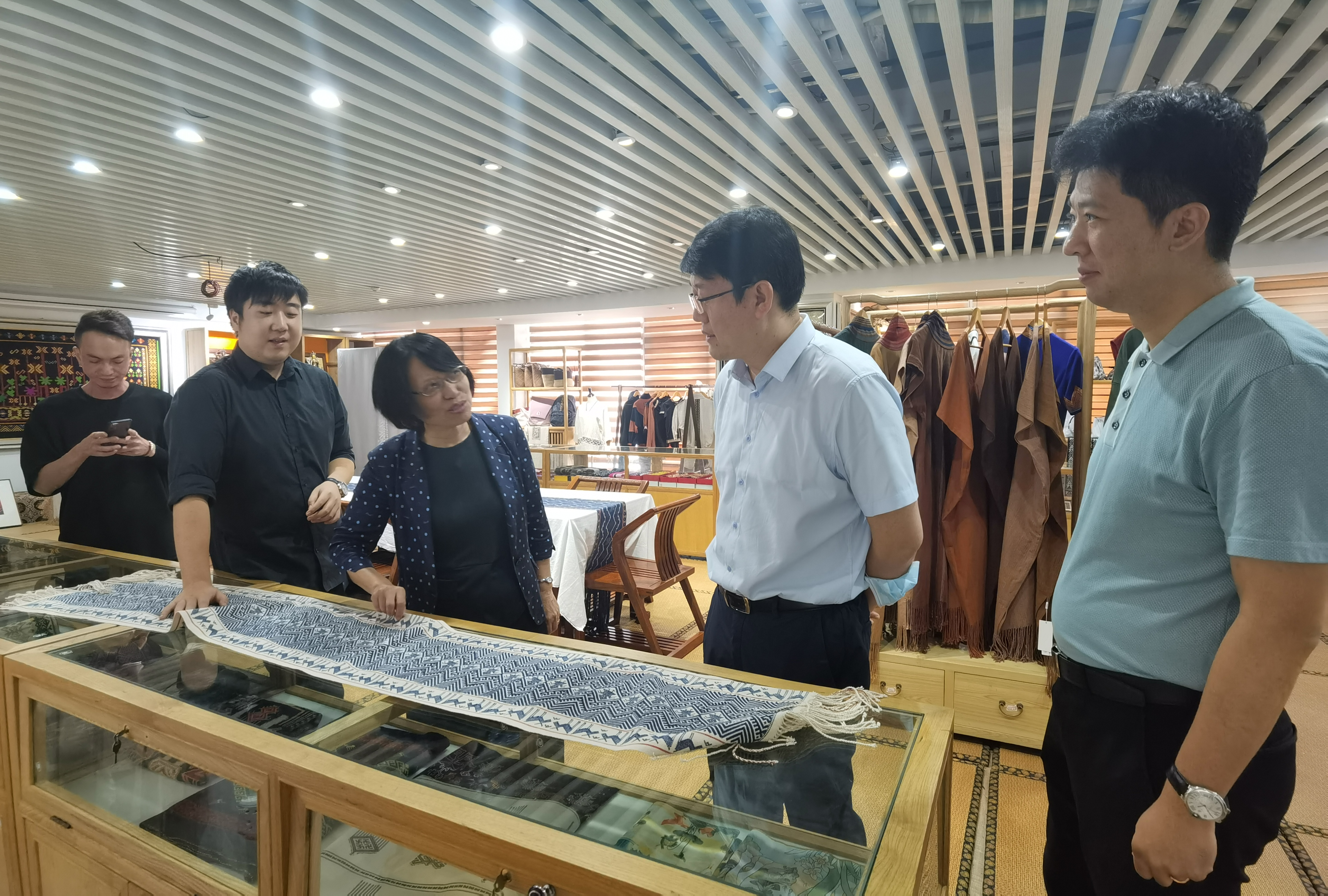 校党委副书记刁晓平一行到海南锦绣织贝实业有限公司等开展访企拓岗促就业专项行动