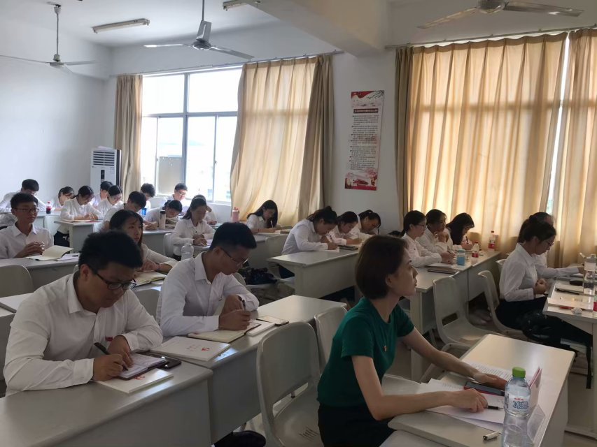 法学院学生党支部收看“两学一做”电视夜校节目