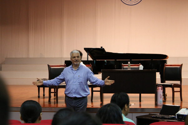 意大利男高音歌唱家DELFO MENICUCCI来我校讲学