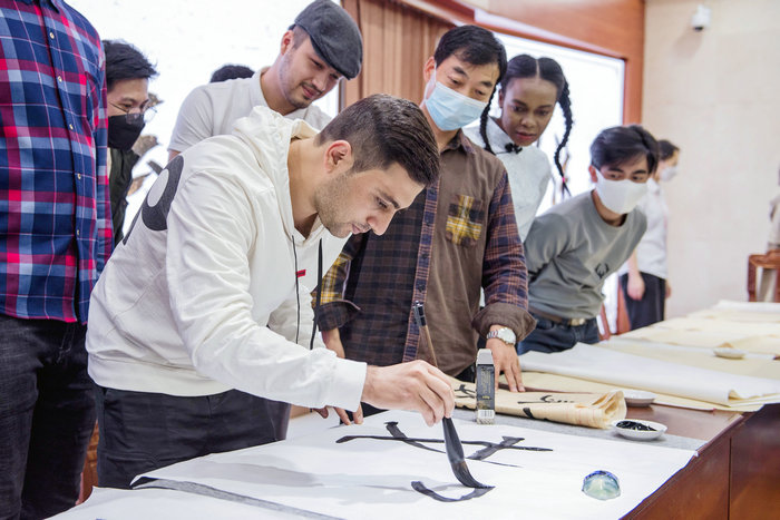 留学生在老师指导下体验书法.jpg