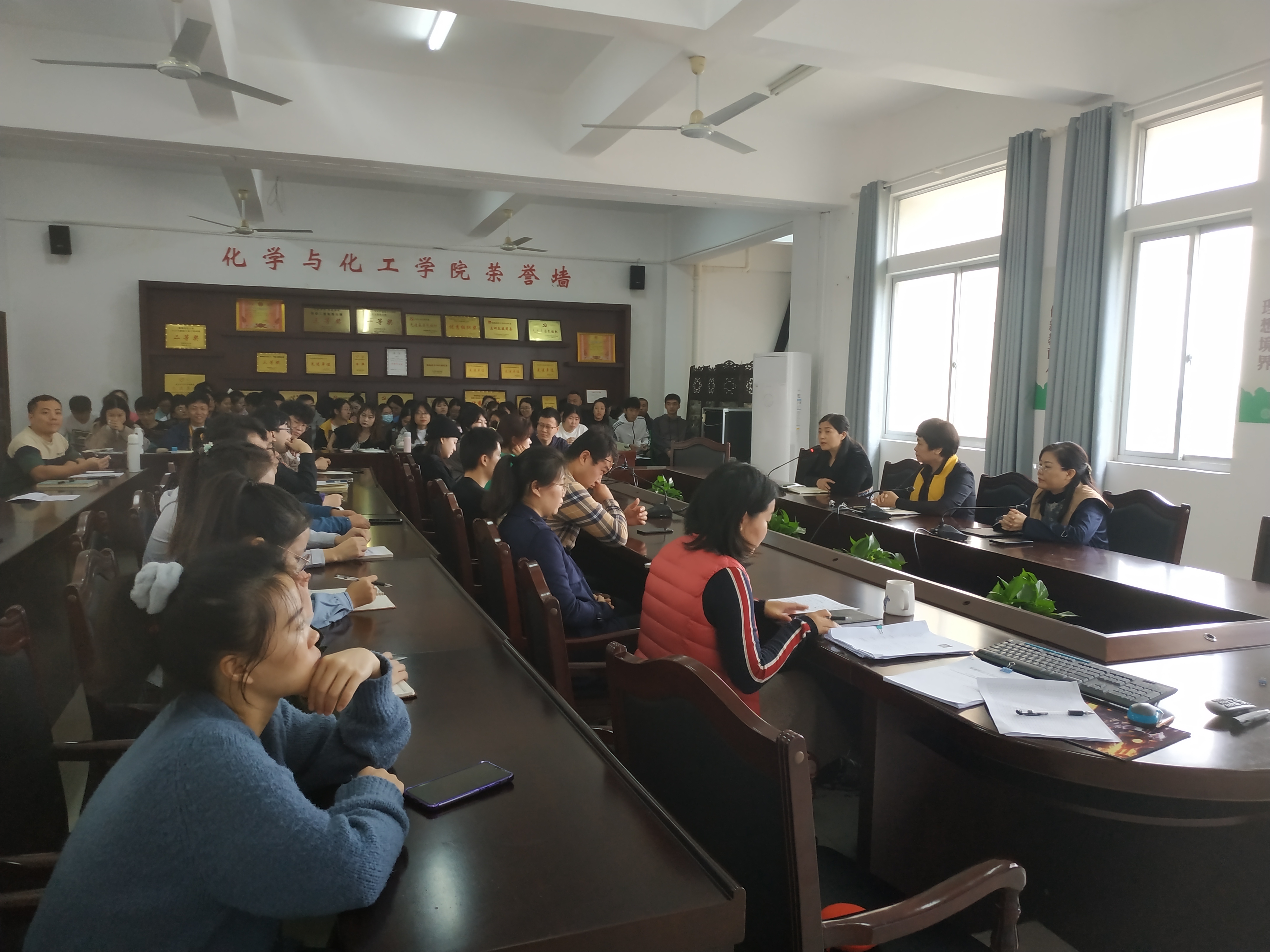 我院召开加强研究生思想政治教育会议