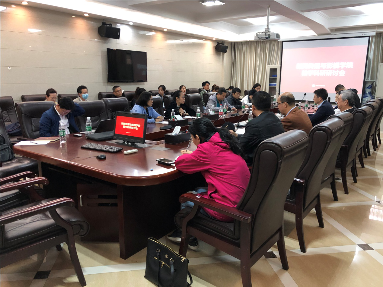 新华社原社长、党组书记李从军参加我院教学科研研讨会