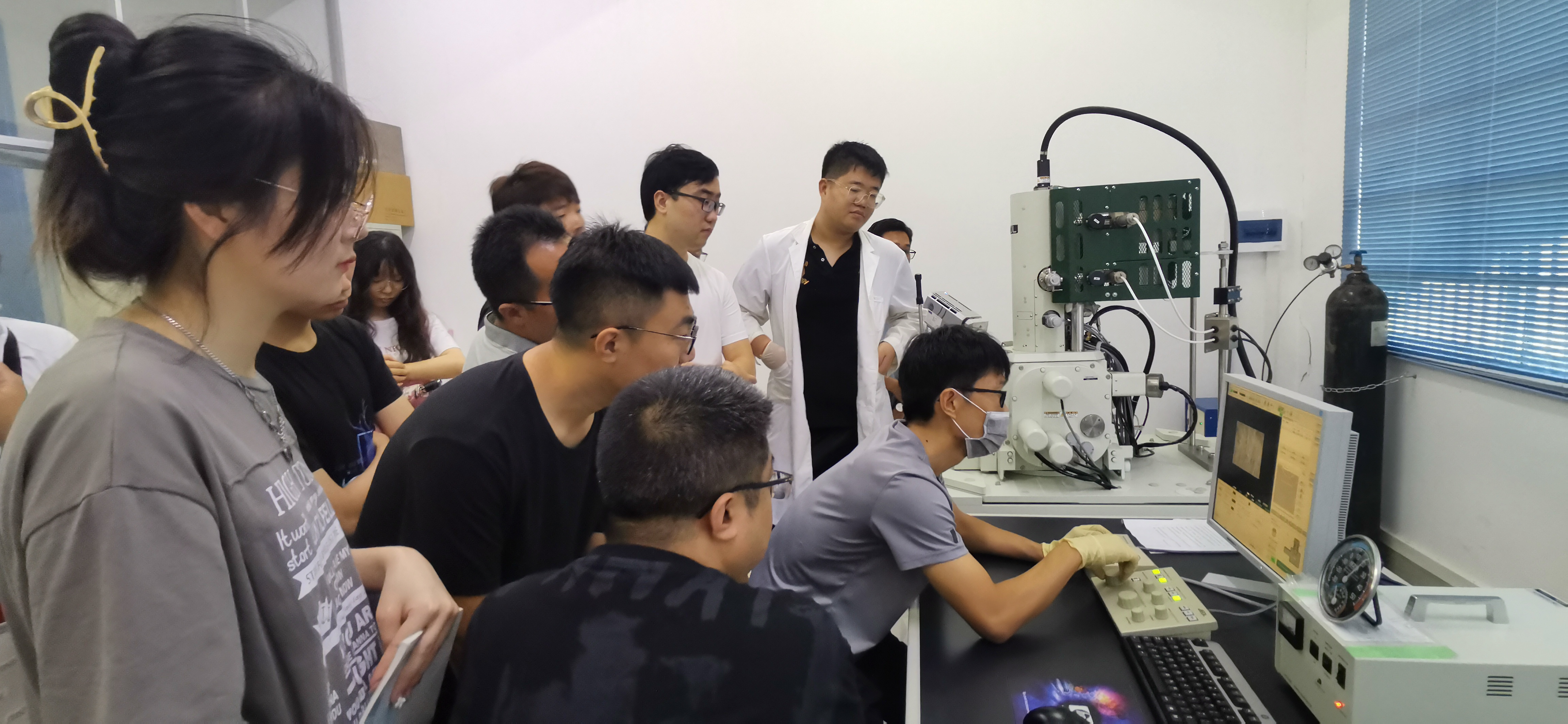 我院组织2021级研究生新生参观实验室