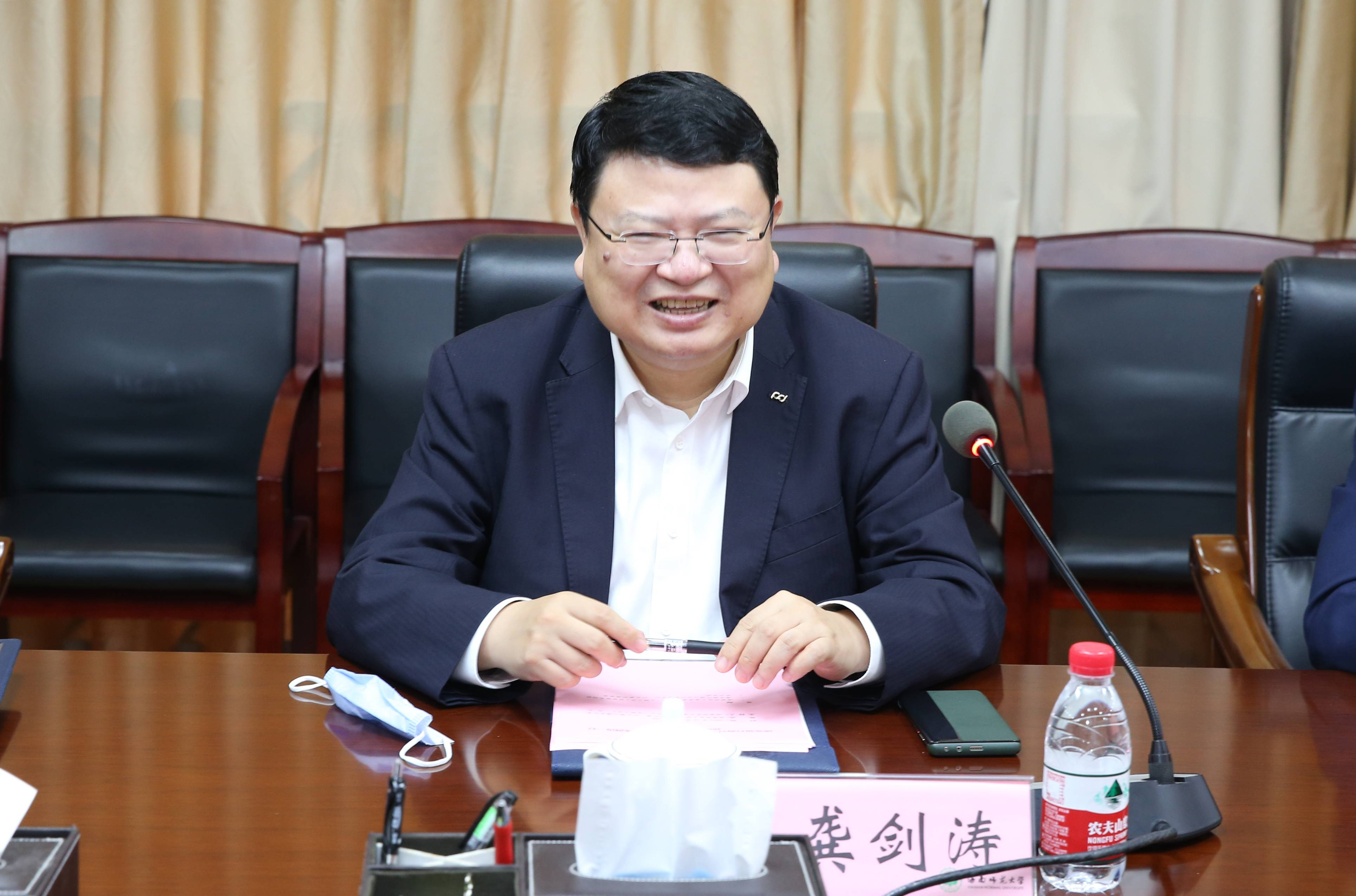 2022年12月6日 浦发银行海南省分行行长龚剑涛一行到我校调研座谈