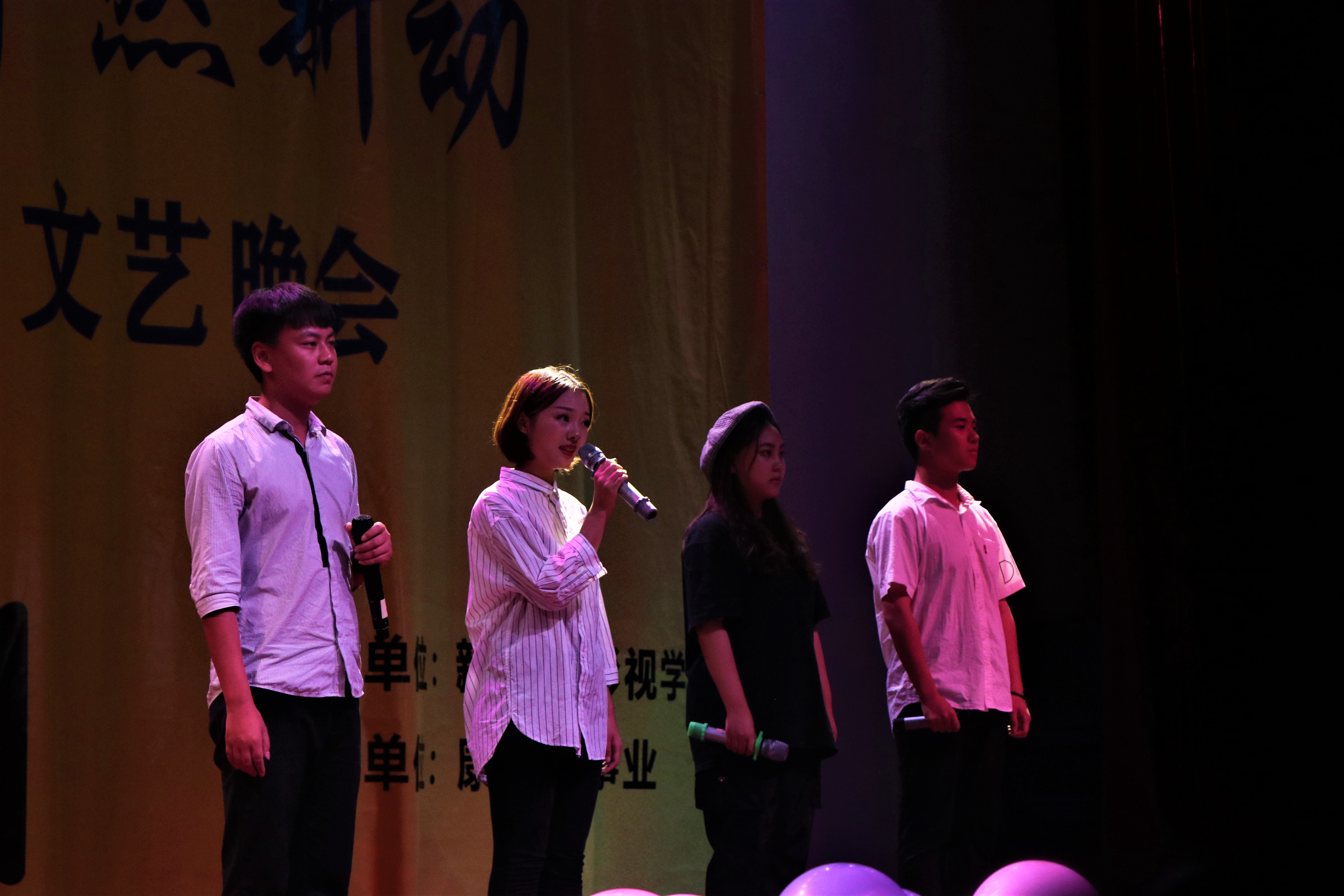 新闻传播与影视学院隆重举行2018级“踏雁逐梦，怦然新动”新生文艺晚会