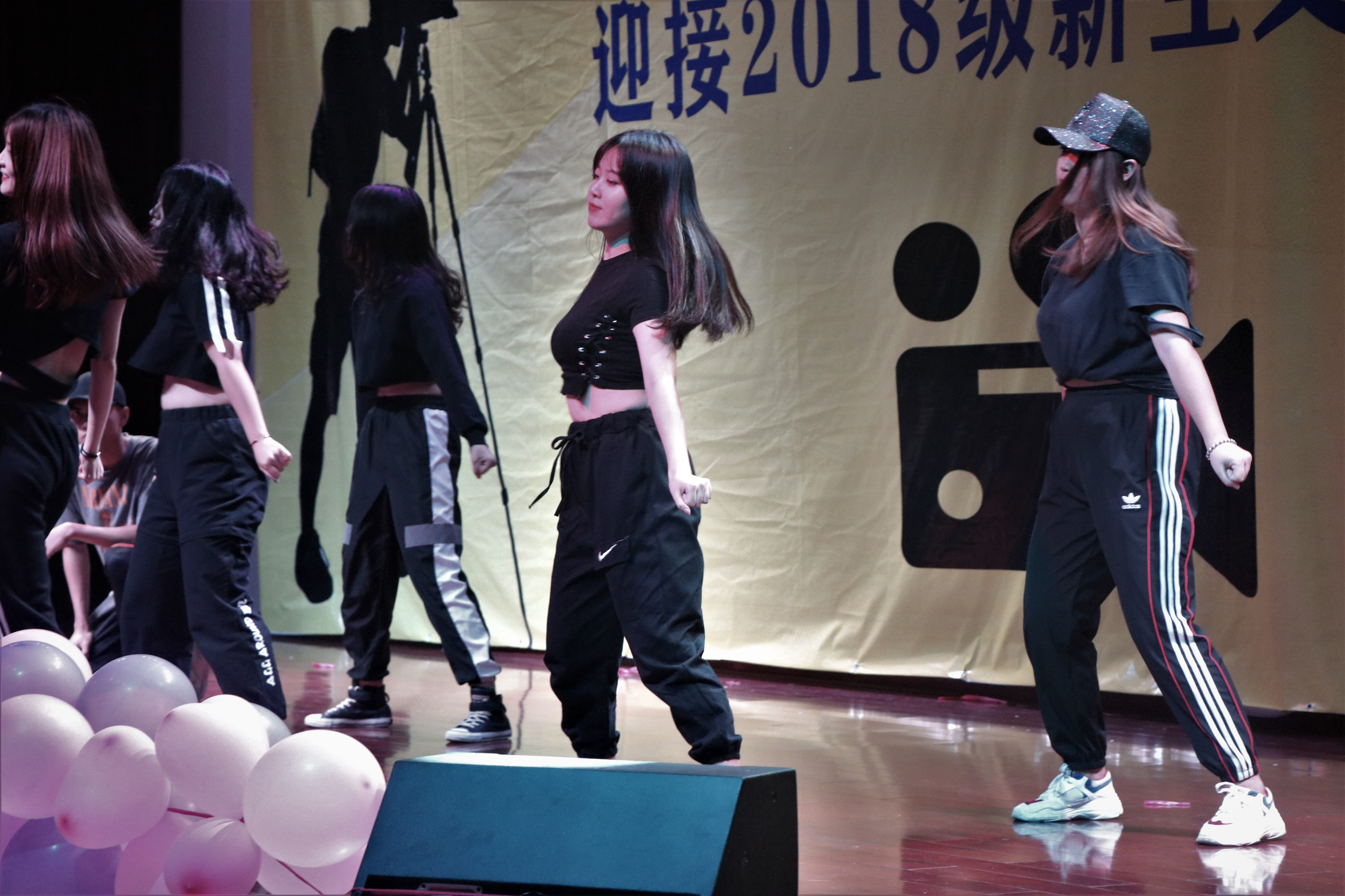 新闻传播与影视学院隆重举行2018级“踏雁逐梦，怦然新动”新生文艺晚会